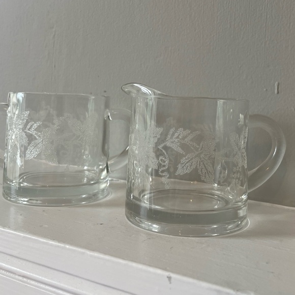 Bartlett Collins VTG 1940’s Frosted Grapevine Pattern Glass Sugar/Creamer Set - Picture 7 of 9